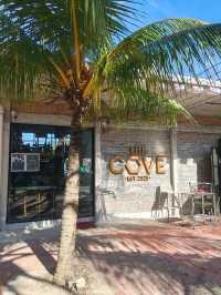 Where Sea Breeze Meets Coffee Beans – A Chill Spot by the Water