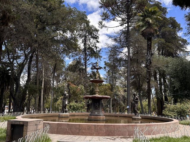 【Parque Simón Bolívar｜スクレの憩いと歴史が交差する都会のオアシス】