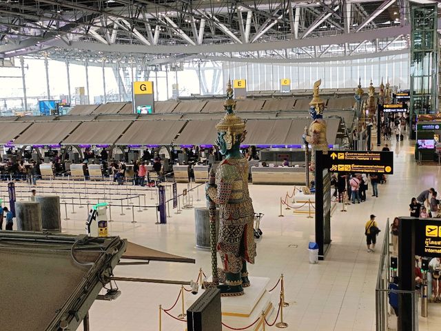 穿越神話與現代的空中之門，素萬那普機場之美。