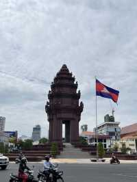 🇰🇭 Phnom Penh’s Heartbeat: Independence Monument at Sunset 🏛️🌇