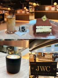 Tiramisu cake or Tiramisu ice-cream ?? 
