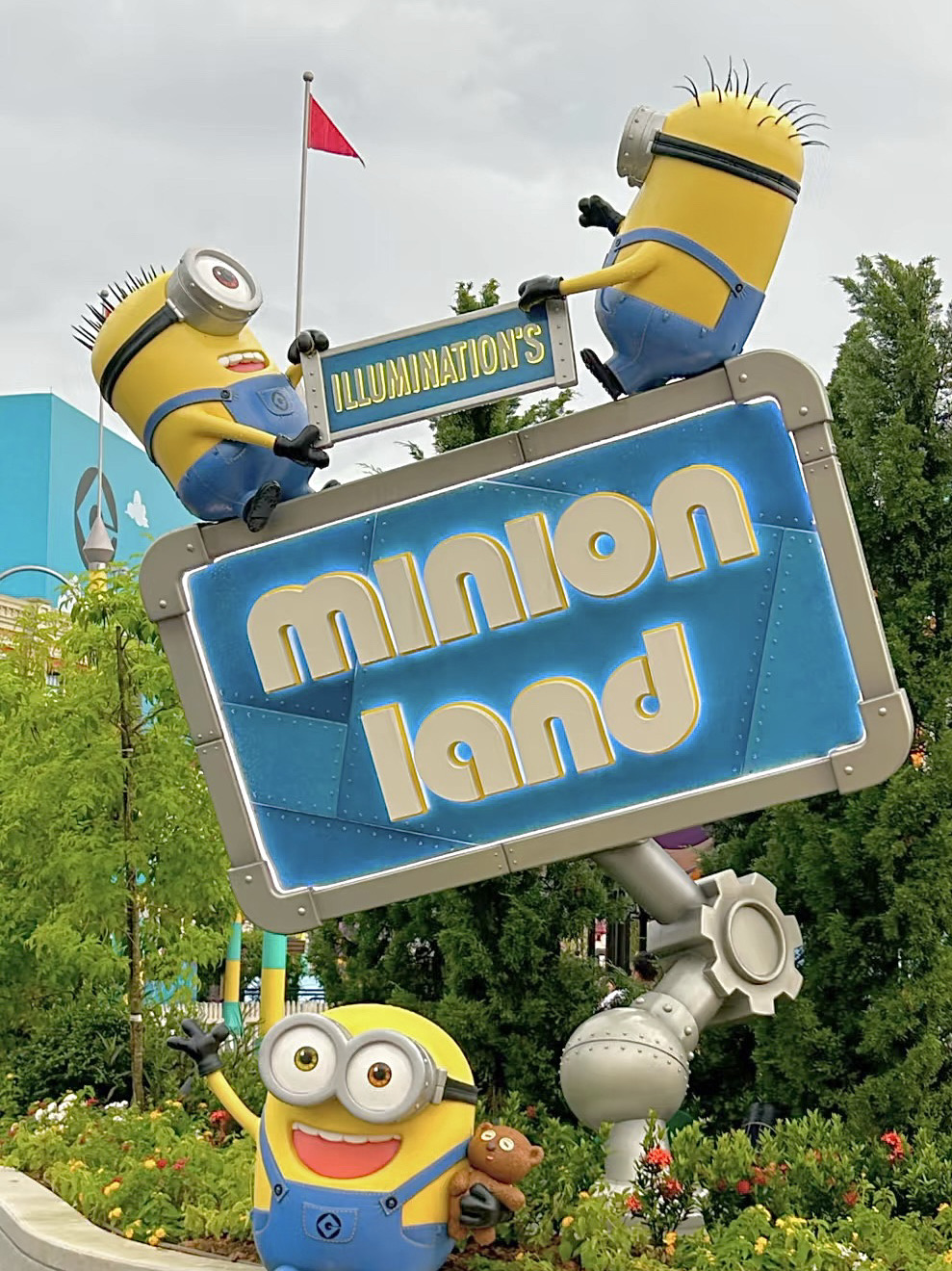 🎢Universal Studios Singapore
Taman hiburan yang paling dekat dengan Thailand dan mudah dijangkau pastinya berada di Singapura karena ini adalah taman hiburan kelas dunia yang terletak di Resorts World Sentosa. Pembangunannya dimulai pada tahun 2007 dan dibuka pada tahun 2010. Pertama kali saya datang adalah pada tahun 2010. Saya ingat ada banyak orang dari seluruh dunia, dan antreannya sangat panjang. Saat ini, Anda tidak perlu menunggu dalam antrean selama sebelumnya.
Ada 7 zona utama di sini, dan zona yang baru dibuka adalah Minions Land. Saya harus mengatakan bahwa ini sangat lucu dan wajib dikunjungi.

💕Tips
Anda dapat membawa air atau camilan sendiri ke dalam taman. Ada stasiun pengisian ulang air di dalam taman.

🎟️Harga tiket
Dewasa: sekitar 2000฿
Anak-anak: sekitar 1500฿

🚗Transportasi
Anda dapat naik bus atau kereta langsung ke taman hiburan.