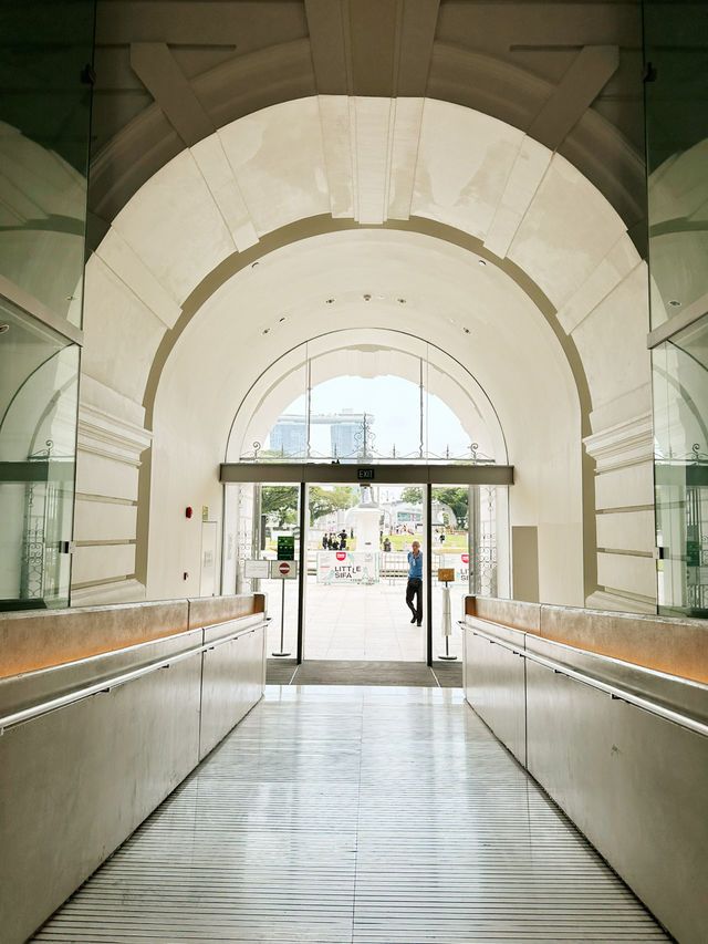 Echoes of Empire – Victoria Concert Hall & Stamford Raffles Statue