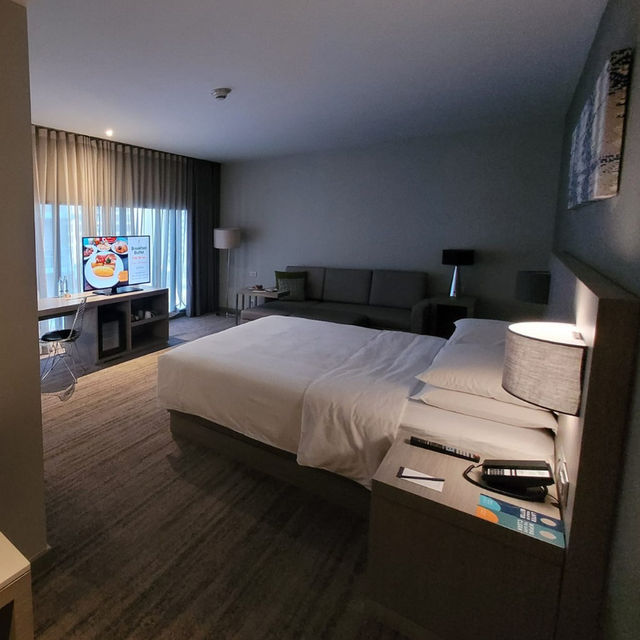 🌇 Chic Perks & Skyline Sips: Hyatt Place Bangkok Sukhumvit Delivers