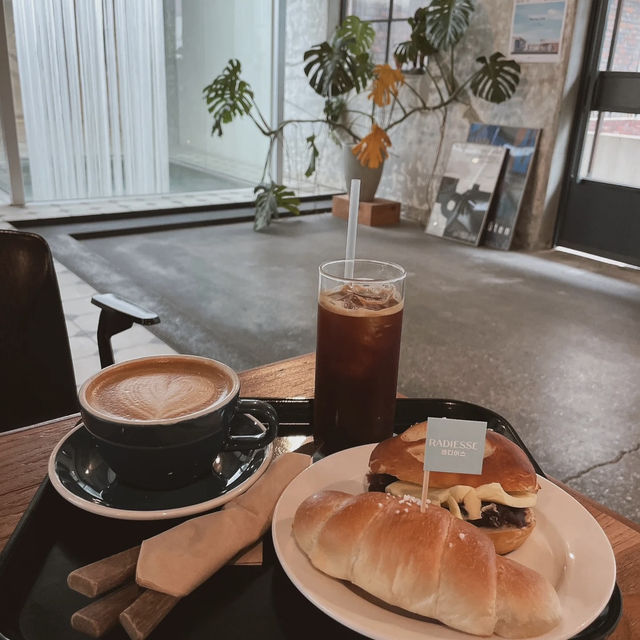 Crisp Layers & Quiet Design – My Visit to OUDE, Seoul