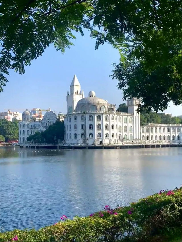 🏰 พระราชวังสีขาวกลางน้ำ