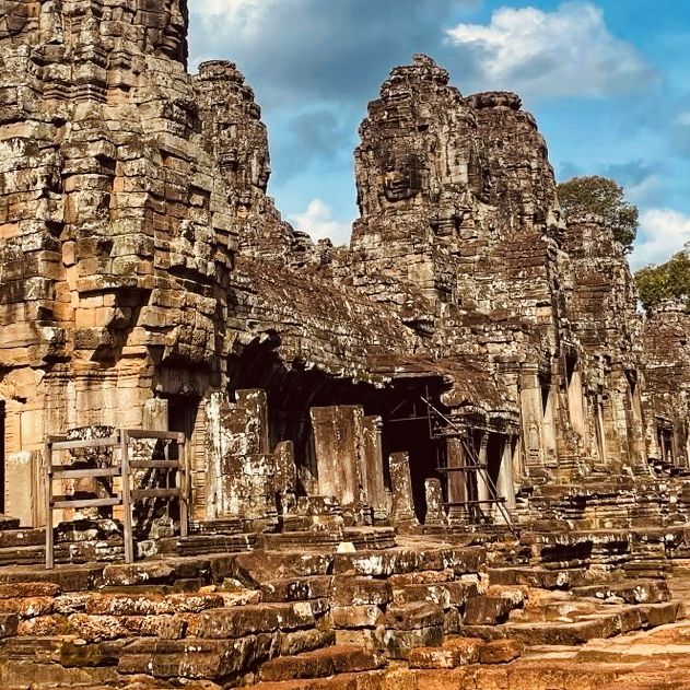 🌿 The Smiling Stones: Solo Trip to Bayon Temple, Angkor Thom! 🗿