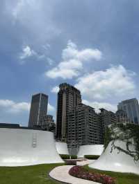 台中|國家歌劇院「空中花園」—在白色丘陵與藍天之間,把城市放慢一拍 🏛️🌤️🌿