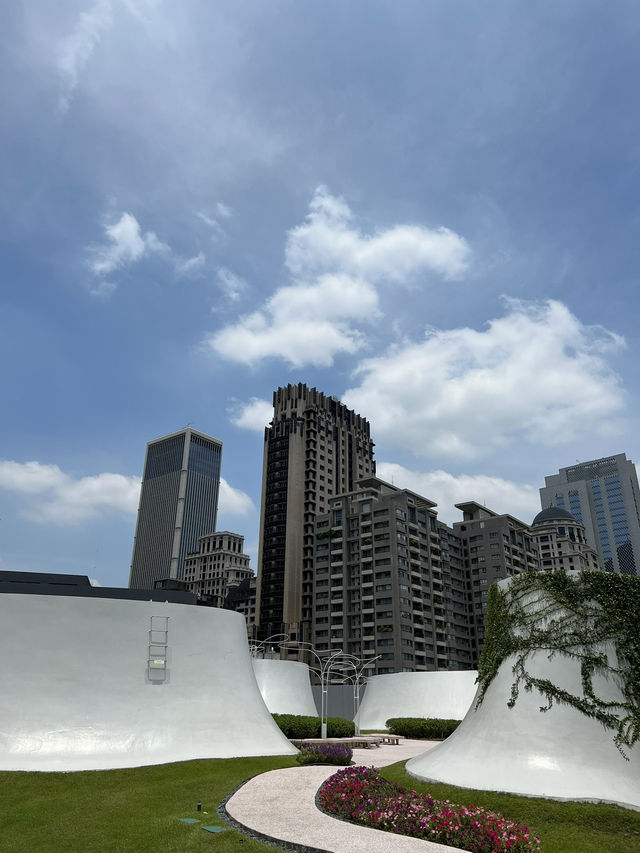 台中|國家歌劇院「空中花園」—在白色丘陵與藍天之間,把城市放慢一拍 🏛️🌤️🌿 台中|國家歌劇院「空中花園」—在白色丘陵與藍天之間,把城市放慢一拍 🏛️🌤️🌿