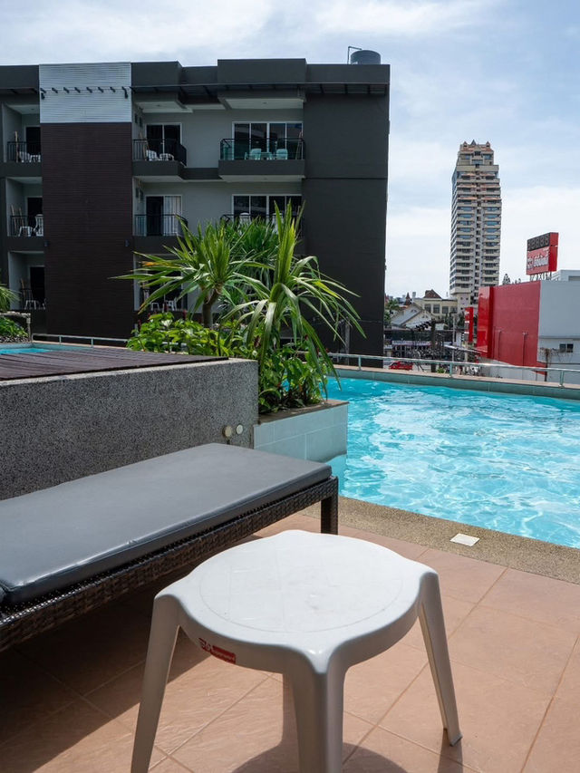 พักผ่อนสบายใจกลางป่าตอง ที่ Andakira Hotel Phuket