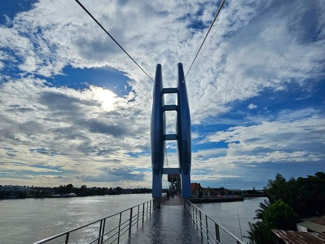 สะพานแขวนวัดใหญ่ (สะพานแขวนชมวิวแม่น้ำแม่กลอง)