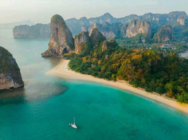 피피섬(Phi Phi Islands) – 에메랄드빛 천국