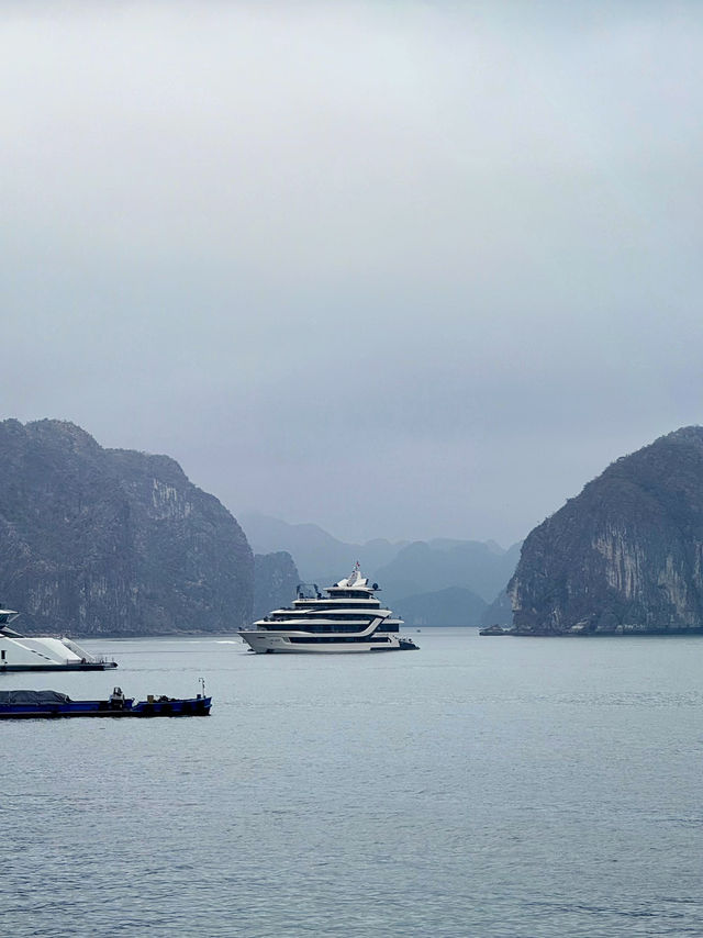 My first cruise at Halong Bay! 🛳️