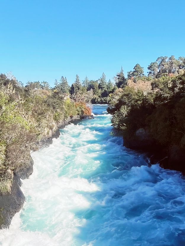 💧 Huka Falls: The Raging Beauty of New Zealand's Turquoise Power! 🌊