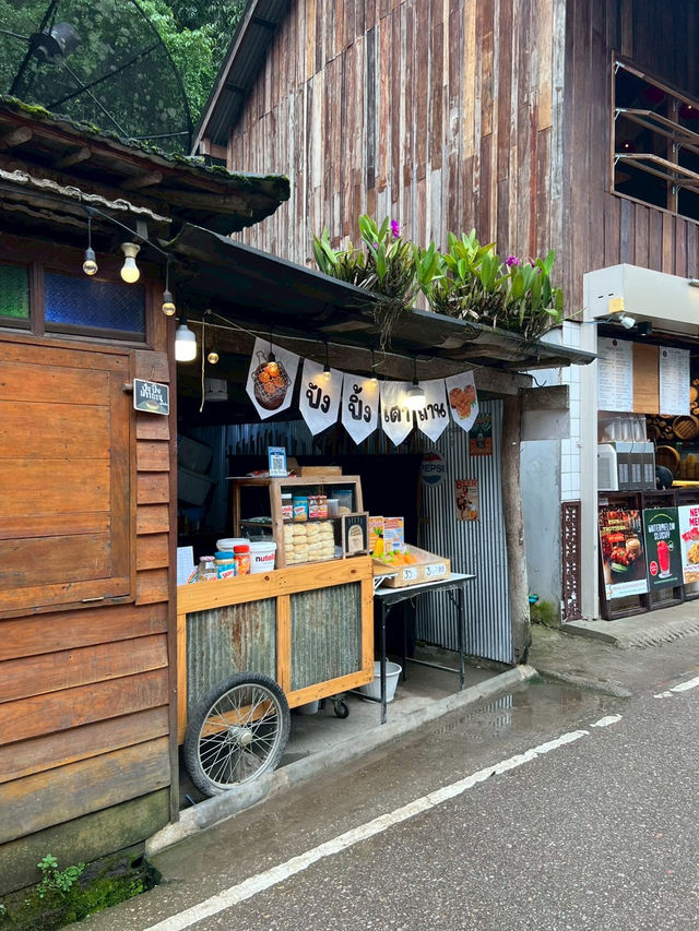 หมู่บ้านเล็กๆที่รายล้อมไปด้วยธรรมชาติสีเขียว หมู่บ้านเล็กๆที่รายล้อมไปด้วยธรรมชาติสีเขียว