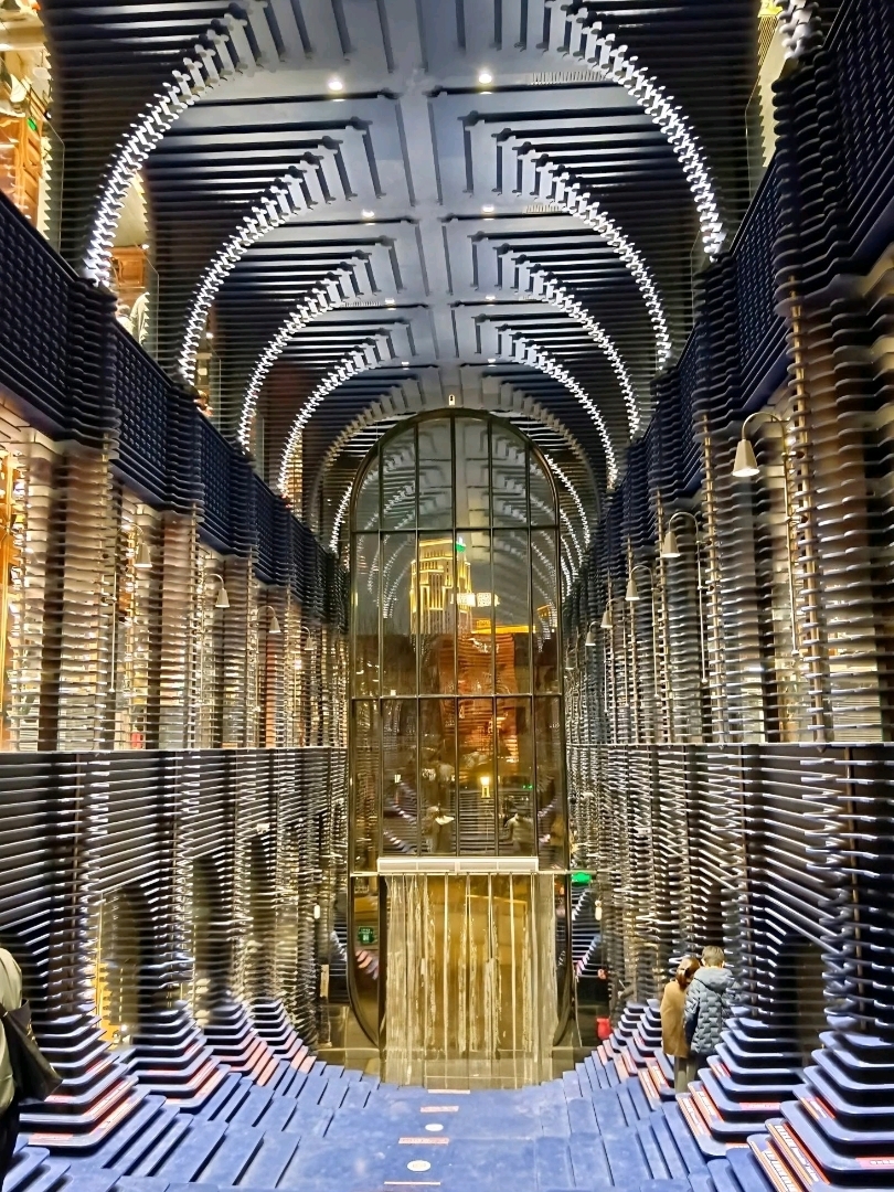 博物館級の存在感。金庫扉で作った、重厚感とビンテージ感たっぷりの座卓 Hidden Chapters: Exploring the Nooks and Crannies of Zhongshuge