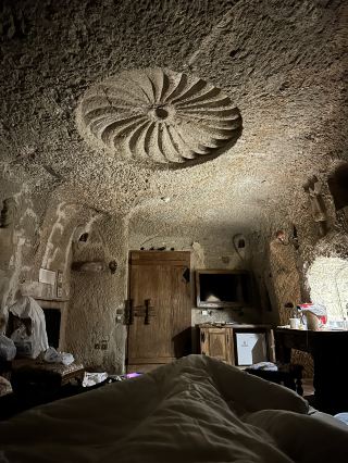 For this trip to Grecappadocia, I chose Ennal Cave in Cappadocia, and I really wanted to experience the unique landscape of Cappadocia. The hotel attracts me most because of its beautiful views, cave theme, high-quality spa, and a key point: the Wi-Fi here is a must, because the mobile phone signal is so poor that it only relies on the hotel network, perfect for those who want to temporarily stay away from the hustle and bustle of the city and focus on enjoying every moment!

Hotel location and transportation
Located in Afetevleri, the Kia Mountain Therapy Hotel Cappado is about a 7-minute drive from the main shopping area, making it easy to access and nearby fairy chimney attractions. The surroundings are perfect for a holiday: exotic looking on all sides with magnificent mountains and special Cappadocia stone architecture, it’s quiet and comfortable to live in. If you are going to the city or attractions, it is recommended to ask the staff before leaving the hotel to call for a car or arrange a chartered car, do not worry about traffic.

Hotel facilities and services
The biggest selling point of the hotel is the cave theme, and Spa area and swimming pool! There are indoor swimming pools, spas, Turkish baths and all kinds of massage services. This time I really relied on this to shake my muscles and bones, and I felt so good. The room is big and beautiful, stylishly designed, soundproofed and good enough to watch a set of NetflixChill before bed. Wi-Fi network speed is fast, basically not annoying, some users say employees sometimes attitude needs to improve, but I myself encountered very kind, any problems to find them quite quickly solved.

Breakfast and meals
Remember to be sure to have hotel breakfast! Homemade super delicious pizza with fresh orange juice, lots of Turkish cheese and authentic dried fruit, not only filling, but also eating happiness. The restaurant is open late at night. Come back at night for a local dish. The taste is special and exquisite. The quality of the meal is really not inferior to that of a five-star hotel.

Humanistic attractions and photo spots
The happiest thing about staying at this hotel is that there are some classic rock caves and beautiful photo spots every day, perfect for taking beautiful photos and getting likes. It is recommended that after breakfast in the morning, book a guided tour of the rock cave for the second half of the day, play back to the hotel Spa to relax, simply full of slow life.

Trip tips
1. Bring a Wi-Fi sharer is useless, relying on hotel Wi-Fi is king in the hotel, remember to ask the staff to get the password as soon as you check in.
2. If you plan to eat out at night or want to take a night trip, remember to ask what hours the restaurant is open and whether there is any convenient transportation nearby to return to the hotel.
3. Embrace the slow pace, less rush, basically every day here is suitable for slow living.

Tips for booking: It is recommended to book a spa treatment in advance, especially popular during peak season; Gray weather is slightly dry, remember to bring skin care!

#Cappadocia Hotel #TurkishSpaSlowLife #VacationSlowPace#