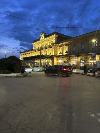 เมื่อคุณมาเยือนเมืองโมเดนา ประเทศอิตาลี นอกจากการลิ้มลองน้ำส้มสายชูบาซามิและอาหารอร่อยแล้ว ที่นี่ยังมีสถานที่สำคัญสำหรับคนรักรถยนต์อย่างพิพิธภัณฑ์เฟอร์รารี! ครั้งนี้ฉันขอแนะนำสถานที่แห่งนี้ให้กับคนรักรถทุกคนที่เชื่ออย่างจริงใจว่าที่นี่คุ้มค่าแก่การมาเยือน เพื่อสัมผัสความตื่นเต้นของการแข่งขัน F1 และรถสปอร์ตคลาสสิก การเที่ยวชมจัตุรัสหน้าสถานีรถไฟโมเดนาในยามค่ำคืนเพื่อสัมผัสความสงบและความสวยงามของเมืองเล็กๆ ในยุโรปแห่งนี้ เป็นจุดถ่ายรูปทางวัฒนธรรมที่ไม่ควรพลาดในแผนการเดินทางของคุณ

🗓️ คำแนะนำเส้นทาง
ขอแนะนำให้เริ่มต้นที่สถานีรถไฟโมเดนา (ที่อยู่: Piazza Dante Alighieri, Modena, Italy) การเดินทางมาที่นี่สะดวกสบาย ชาวท้องถิ่นบอกว่าวิวกลางคืนของจัตุรัสหน้าสถานีรถไฟนั้นสวยงาม เหมาะสำหรับการเดินเล่นหลังอาหารเย็น พิพิธภัณฑ์เฟอร์รารีอยู่ห่างจากสถานีรถไฟประมาณ 20 นาทีโดยการเดิน และคุณยังสามารถใช้ระบบขนส่งสาธารณะซึ่งสะดวกและรวดเร็วได้อีกด้วย

🏞️ จุดเด่นที่ห้ามพลาดในพิพิธภัณฑ์เฟอร์รารี่
พิพิธภัณฑ์เฟอร์รารี่แบ่งออกเป็นพื้นที่จัดแสดงประวัติศาสตร์และพื้นที่จัดแสดงรถแข่งสมัยใหม่ สถานที่แห่งนี้จัดแสดงรถยนต์คลาสสิกจากยุคต่างๆ รถแข่ง F1 และรถยนต์รุ่นคลาสสิกต่างๆ รวมถึงคอลเลกชันรถยนต์สวยงามที่ออกแบบโดยเอ็นโซ เฟอร์รารี่เอง หากคุณเป็นแฟนตัวยง การได้เห็นรถต้นแบบเฟอร์รารี่ราคาแพงจะทำให้หัวใจคุณเต้นแรงอย่างแน่นอน มีพื้นที่แบบอินเตอร์แอคทีฟที่สามารถจำลองการขับรถเฟอร์รารี่ ประสบการณ์ VR ในการเล่นเกมแข่งรถ F1 แต่ถ้าไม่ได้เล่นก็อย่าพลาด

💡 จุดถ่ายภาพสำคัญ
โลโก้เฟอร์รารี่บนประตูพิพิธภัณฑ์ แถวตัวถังสีแดง รายละเอียดของรถยนต์รุ่นเก่า เฟรมต่อเฟรม ล้วนเป็นสิ่งที่ยอดเยี่ยม ห้องจัดแสดงในพิพิธภัณฑ์ได้รับการออกแบบด้วยความทันสมัย ​​พร้อมเอฟเฟกต์แสง ซึ่งเหมาะสำหรับแฟนรถยนต์ในการถ่ายภาพ แนะนำให้ไปในช่วงพลบค่ำ สถาปัตยกรรมภายนอกและสีสันยามค่ำคืนจะเสริมกันอย่างลงตัว ให้ความรู้สึกแบบอุตสาหกรรมอิตาลีอย่างแท้จริง

🧳 เคล็ดลับก่อนออกเดินทาง
1. ซื้อตั๋วออนไลน์ล่วงหน้า

2. สวมรองเท้าผ้าใบที่ใส่สบาย เนื่องจากอาคารจัดแสดงมีขนาดใหญ่ เดินประมาณสองถึงสามชั่วโมง
3. มีร้านขายของที่ระลึกอยู่รอบๆ พิพิธภัณฑ์ แต่ราคาค่อนข้างสูง ผู้ที่ต้องการซื้อจริงๆ สามารถพิจารณาได้ อย่าซื้อเพียงเพราะอยากมาเที่ยวชมเฉยๆ
4. เนื่องจากมีรถยนต์จัดแสดงจำนวนมากในอาคาร โปรดระมัดระวังอย่าสัมผัสรถยนต์ ทางอาคารจะแจ้งเตือน

ข้อควรระวัง
เวลาเปิดทำการของพิพิธภัณฑ์เฟอร์รารี่อาจแตกต่างกันเล็กน้อยระหว่างวันธรรมดาและวันหยุด ขอแนะนำให้ตรวจสอบเวลาเปิดทำการล่าสุดทางออนไลน์ก่อนออกเดินทางเพื่อหลีกเลี่ยงการเสียค่าใช้จ่าย การเดินเล่นรอบๆ จัตุรัสสถานีรถไฟในเวลากลางคืนค่อนข้างปลอดภัย แต่โปรดระมัดระวังทรัพย์สินส่วนตัวของคุณ

#ItaliaTravel #Modna #FerrariMuseum #EuropePhoto #NightSightRecommendations