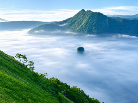 [Hokkaido / Lake Mashu] Two Completely Different Worlds in Summer and Winter! A Must-See Spectacular View.