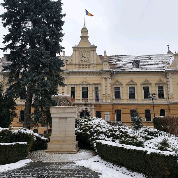 🏛️✨ Explore the Enchanting Past: Unveiling Brasov's History Museum 🏰🔍


