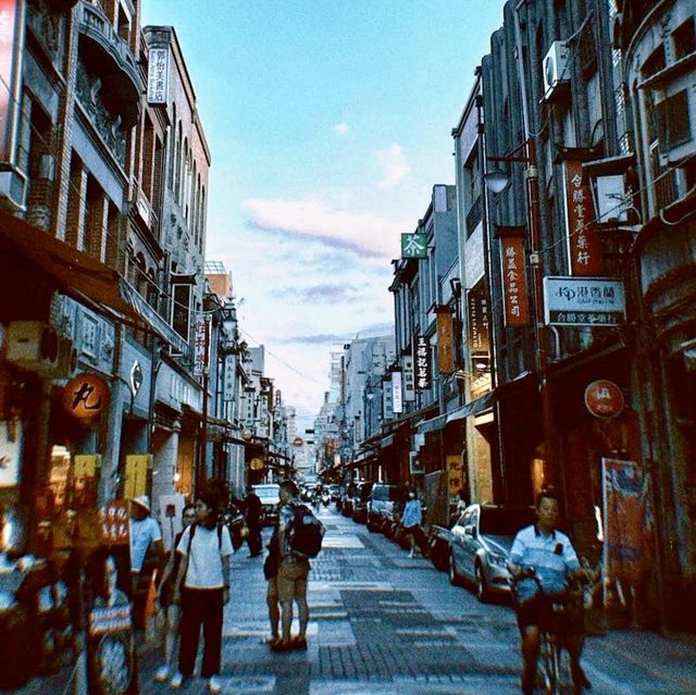 🍜大稻埕碼頭廣場🍺一邊飲酒一邊欣賞河川日夜景致🌇
