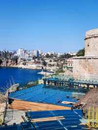 The place brings together the sun, sea and history. 