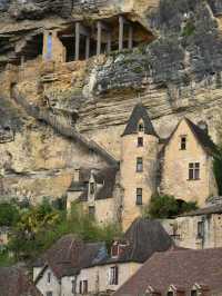 🏞️ Where the Cliff Meets the River – La Roque-Gageac, France
