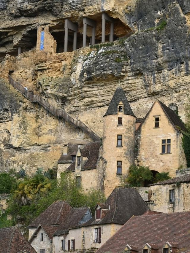 🏞️ Where the Cliff Meets the River – La Roque-Gageac, France