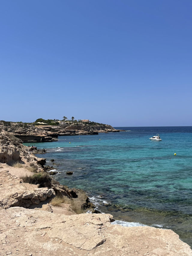 🌊 รีวิว Cala Comte – หาดน้ำใส วิวสวย