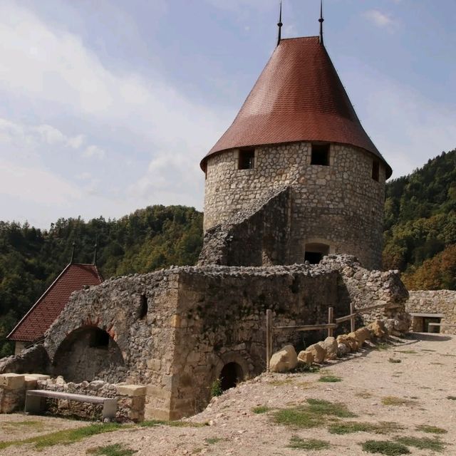 🏰🌄 “Whispers in the Hills: My Serene Visit to Zovnek Castle” ✨🕊️