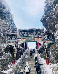 冰封奇景，絕美雪山”老君山一場雪