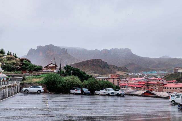 在冰雨中的甘南碌曲郎木寺