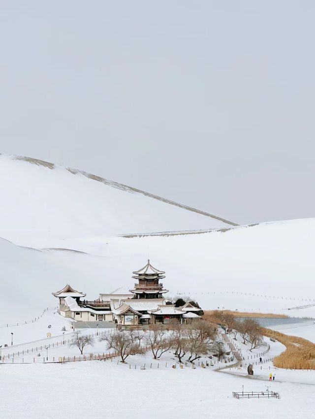 下雪的鳴沙山太美辣敦煌鳴沙山月牙泉攻略來啦