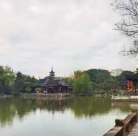 青浦大觀園係一座大型仿古園林建築，位於青商公路701號，坐落於淀山湖兩側，距離上海市中心六十五公里。