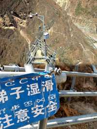 徒步攀登"懸崖村"需要雙手並用。