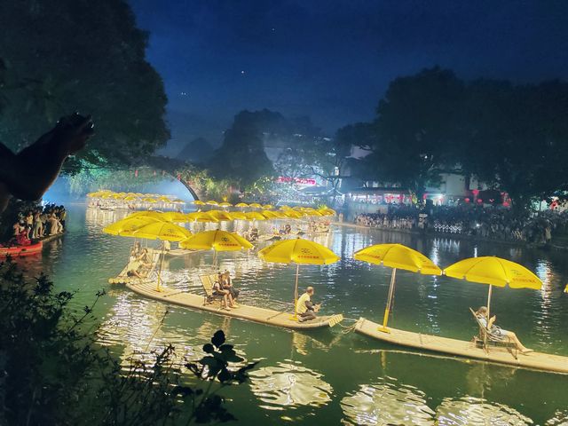 阳朔縣是中國廣西壯族自治區桂林市轄下的縣，位於漓江西岸，距離桂林市區65公里。阳朔以其獨特的自然風光而聞名,被譽為"桂林山水甲天下,阳朔堪稱甲桂林",這高度概括了阳朔自然風光在世界上所佔有的重要位置。阳朔的自然風光可以用四個詞形容:"山青、水秀、峰奇、洞巧"。