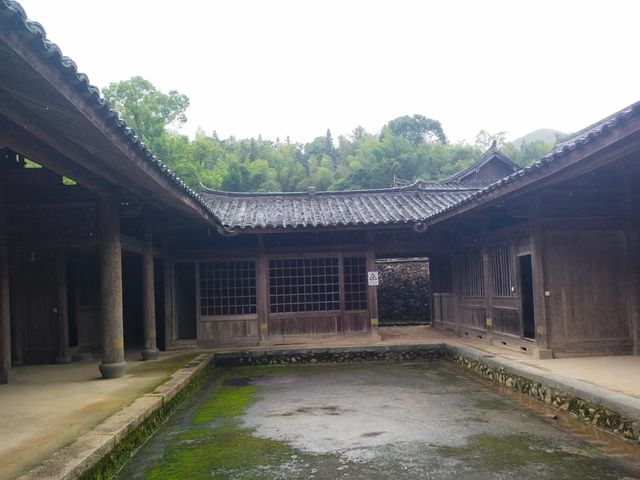 浙江古村落自駕遊～雪溪胡氏大院 胡氏大院位於溫州市泰順縣雪溪鄉橋西村石門樓，建於清道光十二年至同治十。