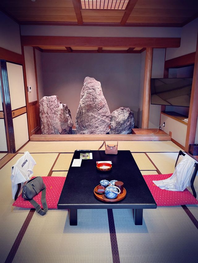 石和溫泉鄉的秘密花園：豪華住宿與地道美食的完美邂逅。