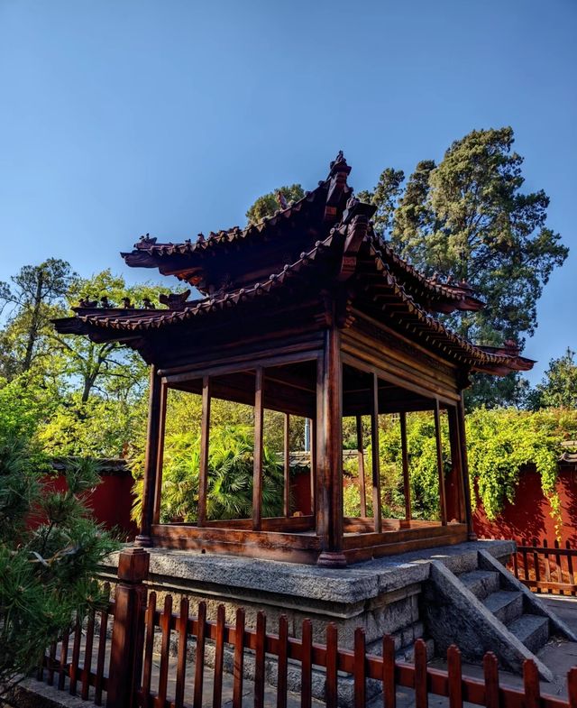 雲南昆明鳴鳳山金殿風景區丨體驗「衝冠一怒為紅顏」的心情。