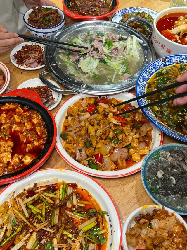 N 乐山で必ず食べたい、跷脚牛肉。