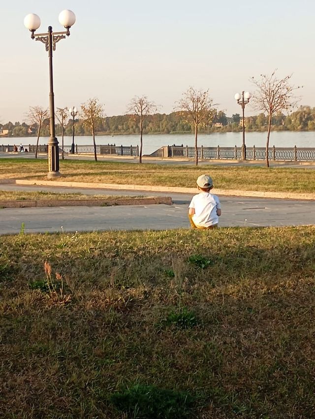 沿著雅羅斯拉夫伏爾加河岸堤漫步，享受夏日清涼之旅。