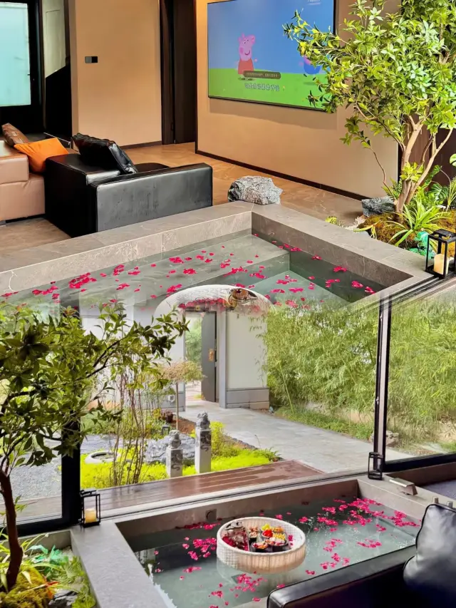 Shijiazhuang!! A courtyard with a private hot spring!! What a great city~. 