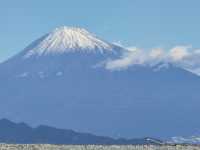 黑沙灘上遙望富士山