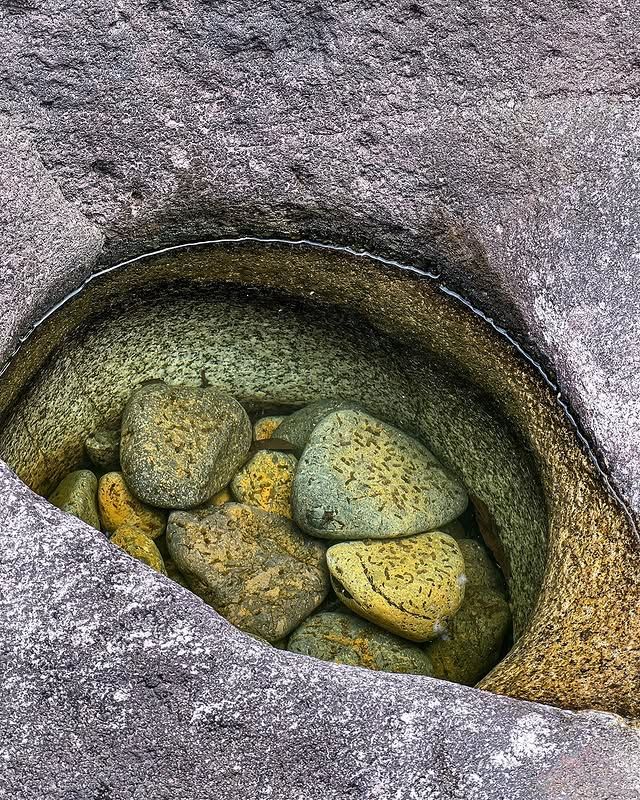 "榮布國家公園：熱帶雨林探秘與瀑布奇觀" 