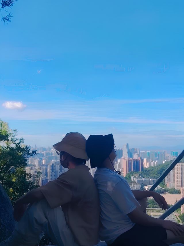 一座建在山上的公園，山頂可俯瞰到珠澳美景