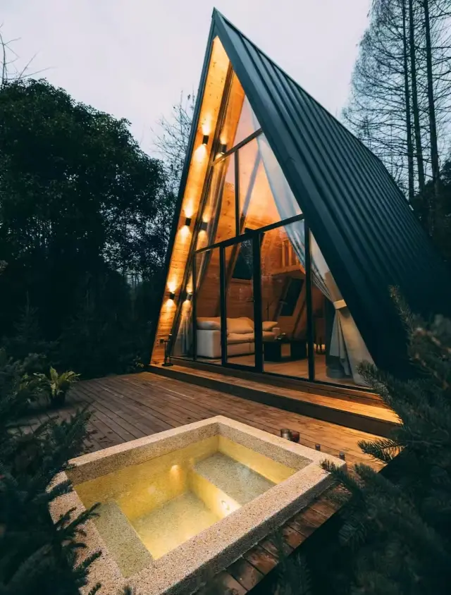 Chengdu! Newly opened stunning treehouse B&B with private hot springs