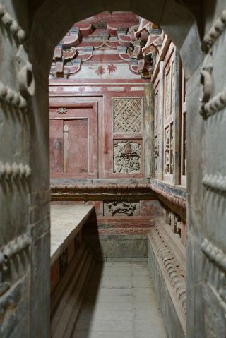Women Opening Doors and Exploring Song-Jin Tombs