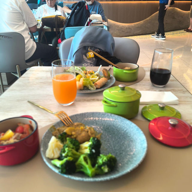 香港機場挖到寶！新開Kyra貴賓室人少景美美食爆多😍
