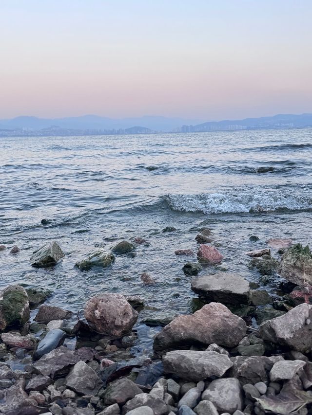 𝗗𝗮 𝗟𝗶大理·洱海「背靠蒼山，面向洱海」