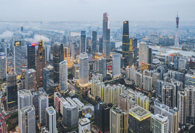 廣州國際金融中心登頂：高空視角下的城市